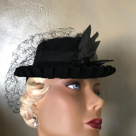 RARE 1930s' BLACK FELT TILT HAT WITH 2 LACQUERED "BIRDS", STRAP & LARGE. VEIL - Picture 13 of 16
